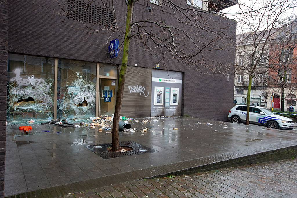 Die Polizeidienststelle Schaerbeek am Morgen nach den Ausschreitungen (Bild: Nicolas Maeterlinck/Belga)