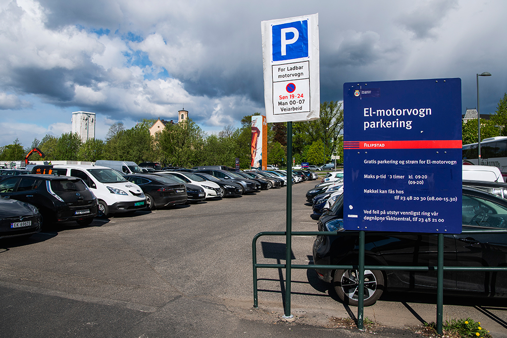 Parkplatz für E-Autos in Oslo (Bild: Jonathan Nackstrand/AFP)