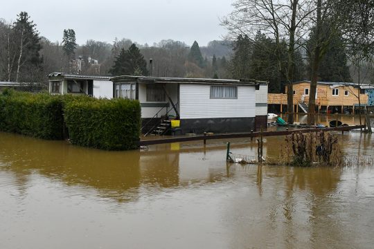 Der Camping in Esneux steht unter Wasser (Bild: Bernard Gillet/Belga)