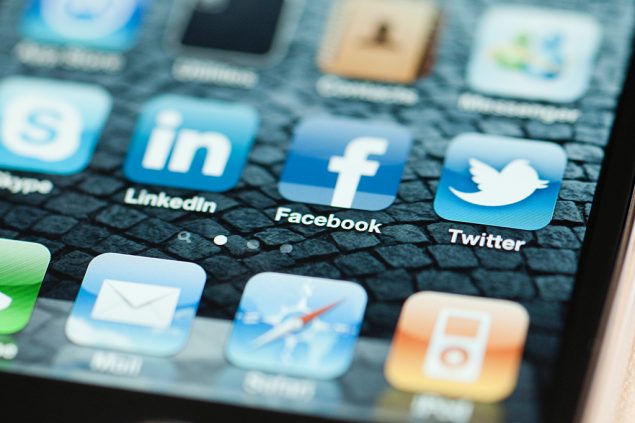 Smartphone mit Apps: Linkedin, Facebook und Twitter