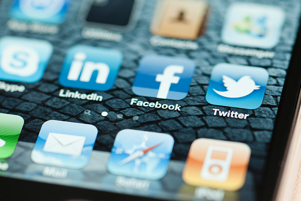 Smartphone mit Apps: Linkedin, Facebook und Twitter