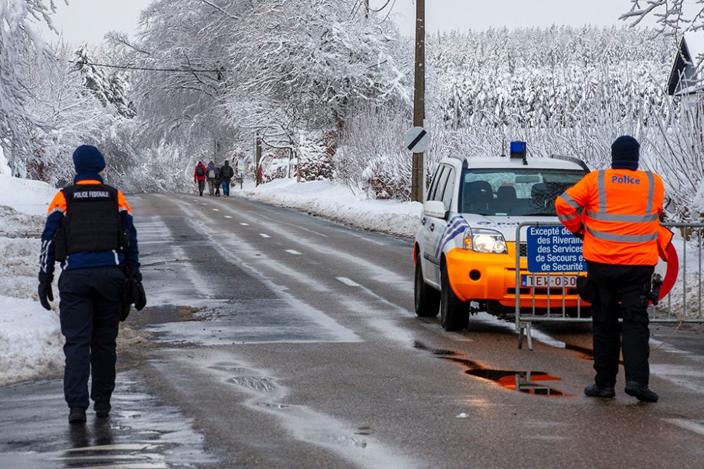 Polizeiabsperrung auf der Vennstraße am Ortsausgang von Sourbrodt (Bild: Nicolas Maeterlinck/Belga)