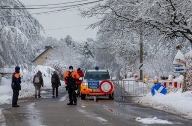 Polizeiabsperrung auf der Vennstraße am Ortsausgang von Sourbrodt (Bild: Nicolas Maeterlinck/Belga)