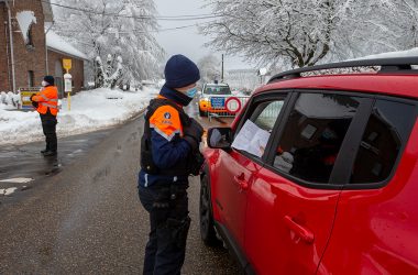 Polizeiabsperrung auf der Vennstraße am Ortsausgang von Sourbrodt (Bild: Nicolas Maeterlinck/Belga)