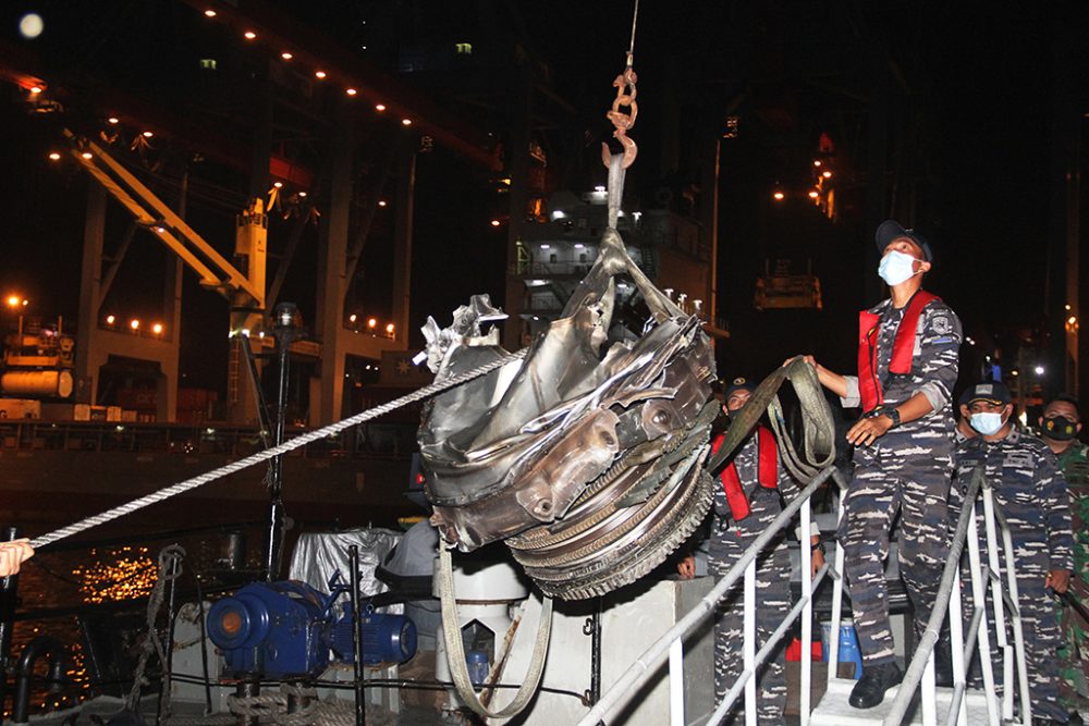 Eine Turbine der gecrashten indonesischen Boeing