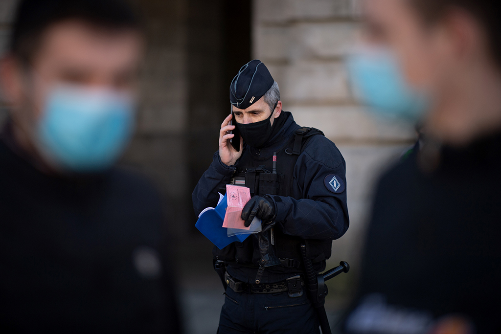 Französischer Polizist in Rennes (Bild: Loic Venance/AFP)