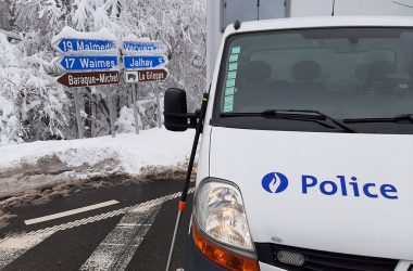 Polizeiabsperrung auf der Vennstraße auf Höhe der Abzweigung Jalhay (Bild: Manuel Zimmermann/BRF)