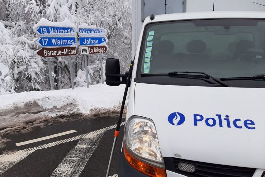 Polizeiabsperrung auf der Vennstraße auf Höhe der Abzweigung Jalhay (Bild: Manuel Zimmermann/BRF)