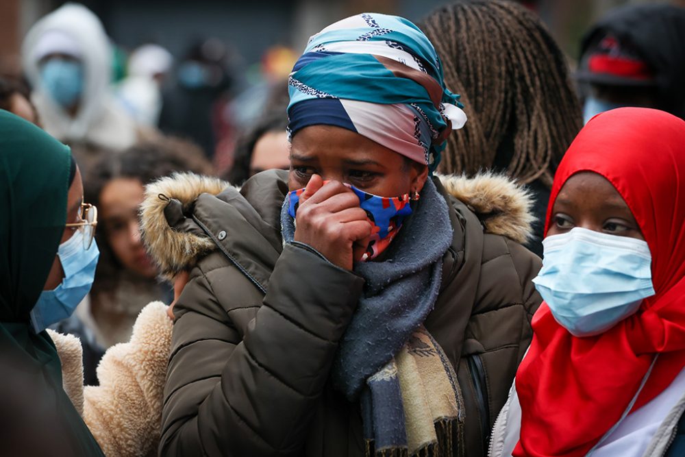 Die Mutter von Ibrahima (Mitte) mit Verwandten am 13. Januar in Brüssel (Bild: Virginie Lefour/Belga)