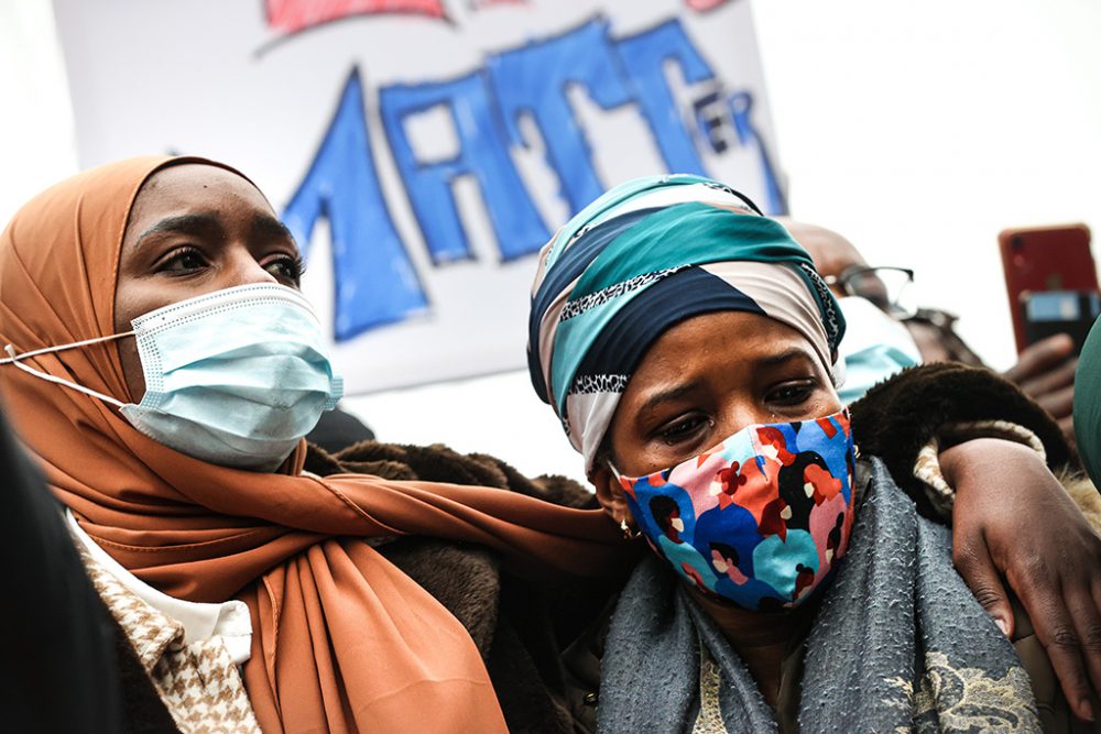 Die Mutter von Ibrahima bei der Demo am Mittwoch (Bild: Virginie Lefour/Belga)