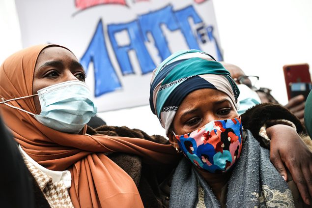 Die Mutter von Ibrahima bei der Demo am Mittwoch (Bild: Virginie Lefour/Belga)