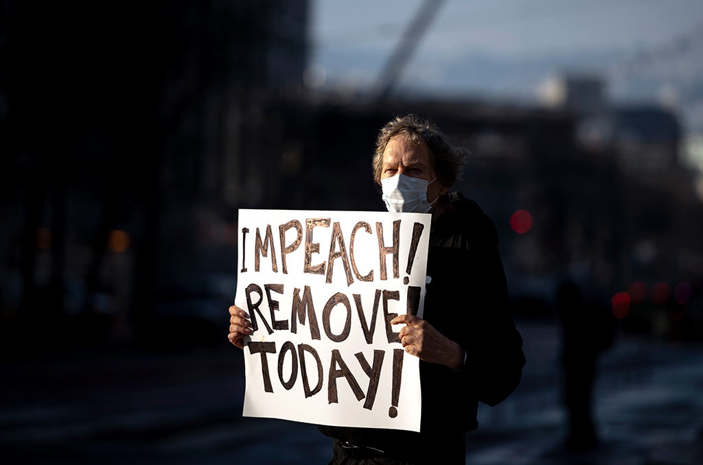 Protest-Plakat gegen Trump (Bild: Olivier Douliery/AFP)
