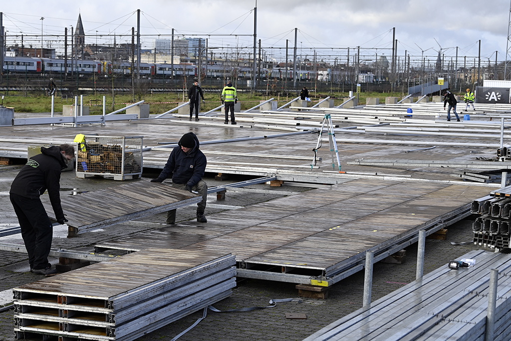 Am Dienstag haben die Handwerker mit dem Bau des Impfdorfs in Antwerpen begonnen (Bild: Eric Lalmand/Belga)