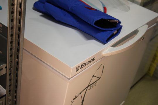 Im St.-Nikolaus-Hospital: Der Impfstoff von Pfizer-Biontec muss bei minus 85 Grad aufbewahrt werden (Bild: Robin Emonts/BRF)