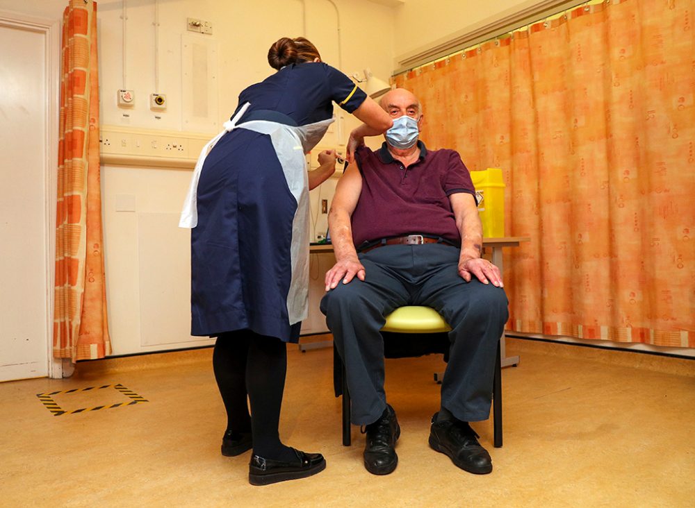 Der 82-jährige Brian Pinker erhielt am Montag die erste Corona-Impfung von Astrazeneca in Großbritannien (Bild: Steve Parsons/Pool/AFP)