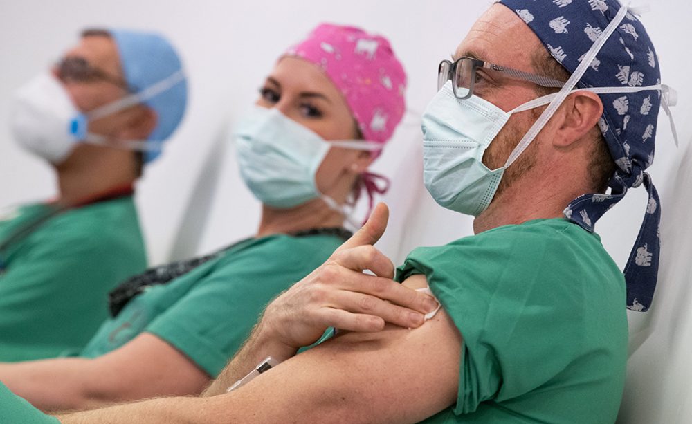 Pflegepersonal nach Corona-Impfung in einer Klinik in Binche (Bild: Benoit Doppagne/Belga)