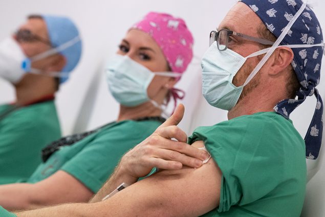 Pflegepersonal nach Corona-Impfung in einer Klinik in Binche (Bild: Benoit Doppagne/Belga)