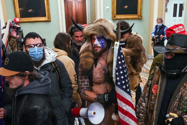 Bilder von Jacob Anthony Chansley, auch bekannt als Jake Angeli, gingen um die Welt (Bild: Saul Loeb/AFP)
