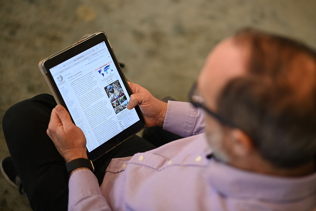 Gründer Jimmy Wales mit einer Wikipedia-Seite auf dem Tablet (Bild: Daniel Leal-Olivas/AFP)