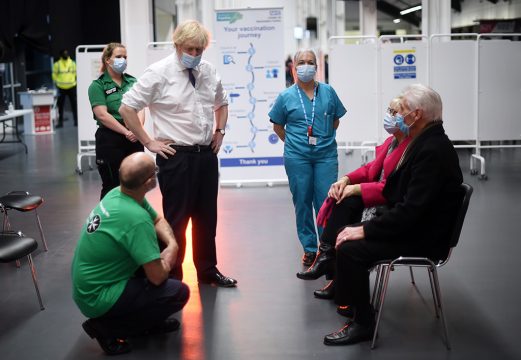 Premierminister Boris Johnson beim Besuch eines Impfzentrums in Bristol (Bild: Eddie Mullholland/POOL/AFP)
