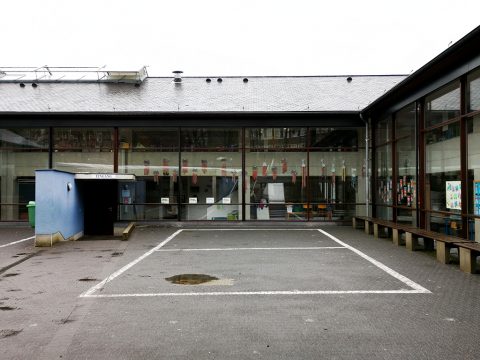 Gähnende Leere auch auf dem Schulfhof (Bild: Raffaela Schaus/BRF)