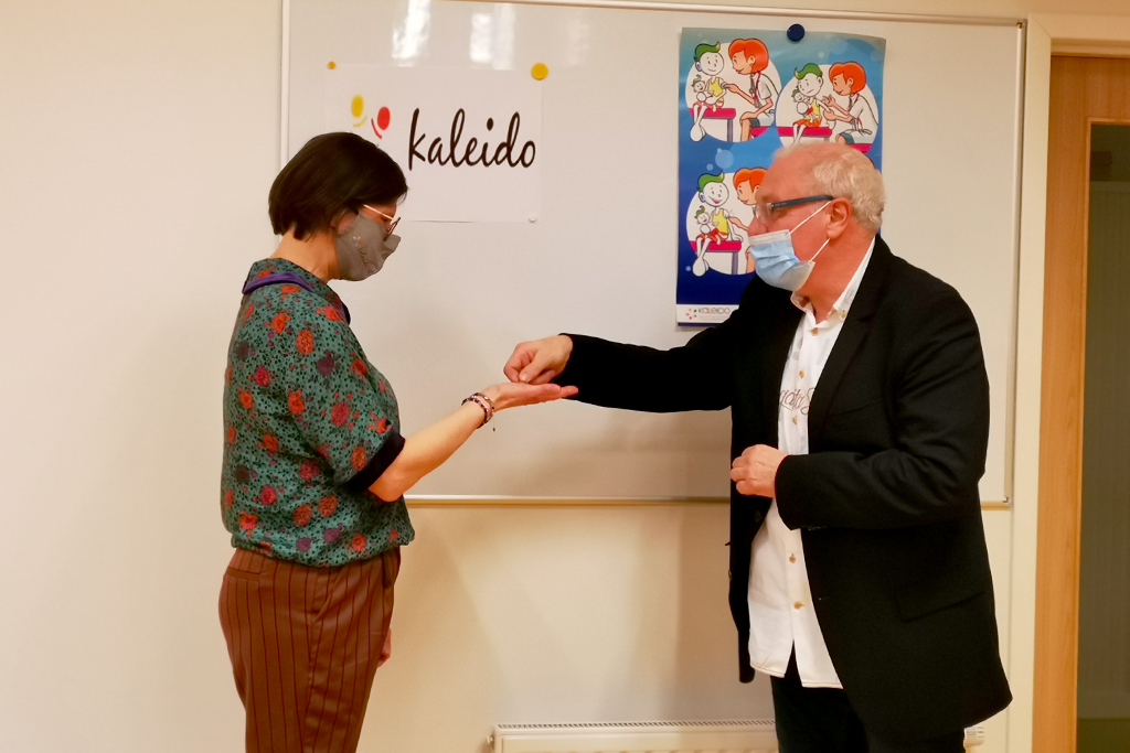 Marcel Strougmayer von der Interkommunalen Inago überreicht Kaleido-Dienststellenleiterin Doris Falkenberg den Schlüssel (Bild: Raffaela Schaus/BRF)