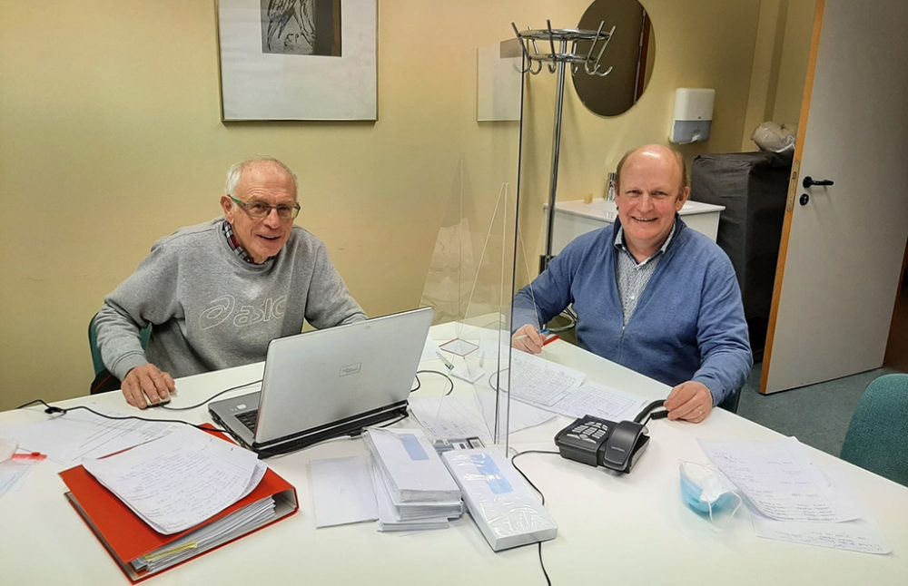 Karl-Heinz Hergenhahn und Herbert Wauters sitzen an der Spendenhotline und freuen sich über Anrufe (Bild: BRF)