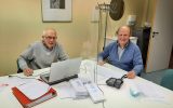 Karl-Heinz Hergenhahn und Herbert Wauters sitzen an der Spendenhotline und freuen sich über Anrufe (Bild: BRF)