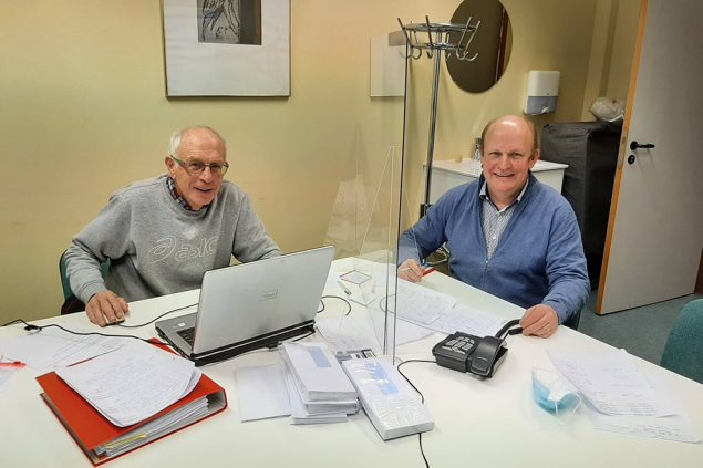 Karl-Heinz Hergenhahn und Herbert Wauters sitzen an der Spendenhotline und freuen sich über Anrufe (Bild: BRF)