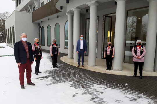 Parlamentspräsident Karl-Heinz Lambertz und Ministerpräsident Oliver Paasch mit dem Eupener Altweiber-Komitee (Bild: Manuel Zimmermann/BRF)