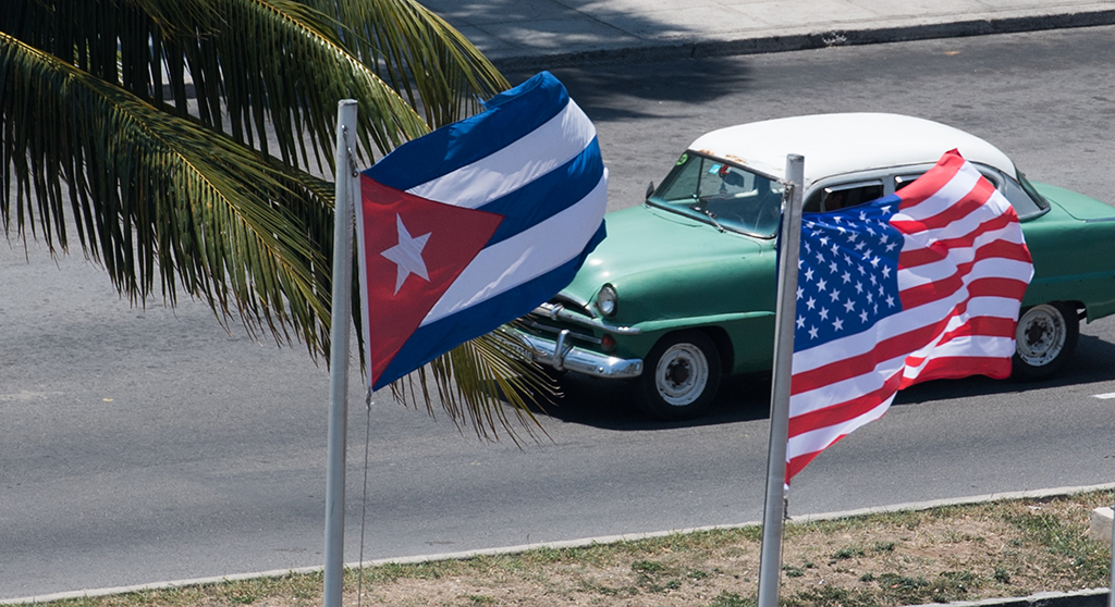 Kubanische und amerikanische Flaggen in Havanna (Bild: Benoît Doppagne/Belga)