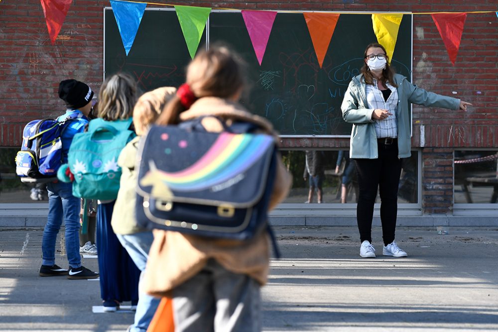 Lehrerin und Schüler (Bild: Dirk Waem/Belga)