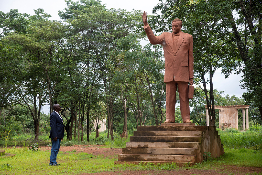 Statue von Patrice Lumumba in Katanga: Er war der erste Premierminister der heutigen Demokratischen Republik Kongo und gilt bis heute als Volksheld (Bild: Samir Tounsi/AFP)