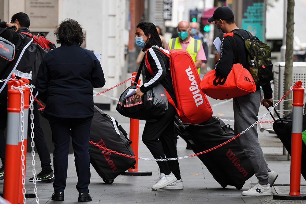 Ankunft im Hotel in Melbourne: Zwei Wochen Quarantäne stehen nun an (Bild: William West/AFP)