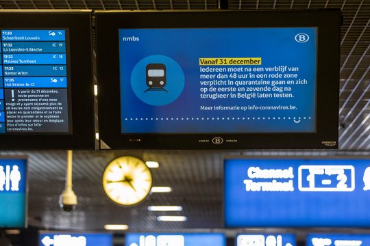 Hinweisschild am Brüsseler Bahnhof Midi