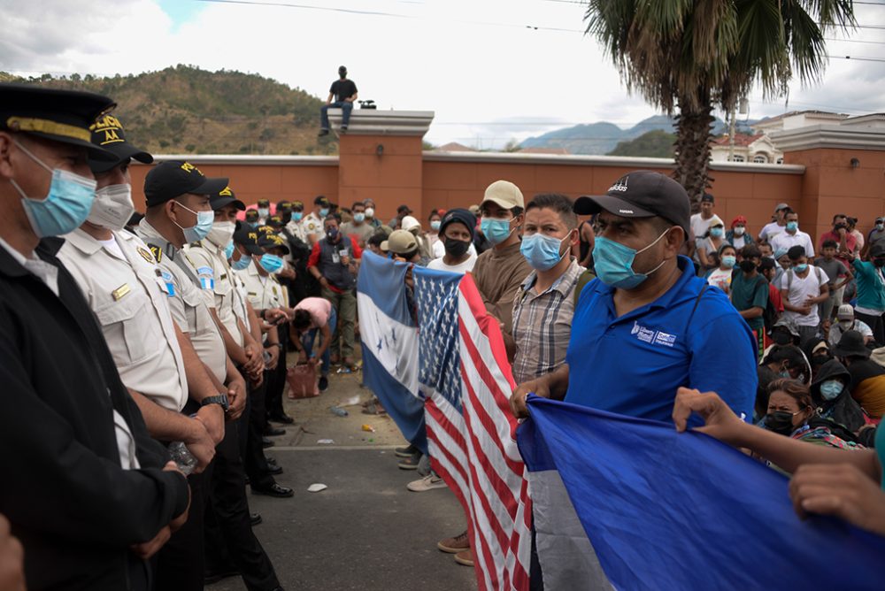 Migranten aus Honduras werden in Guatemala von der Polizei gestoppt