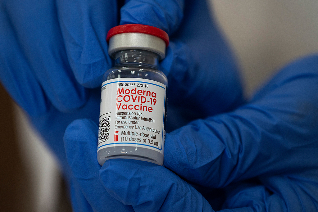 Mit dem Moderna-Impfstoff wird unter anderem in den USA geimpft (Bild aus New York, Eduardo Munoz Alvarez/AFP)