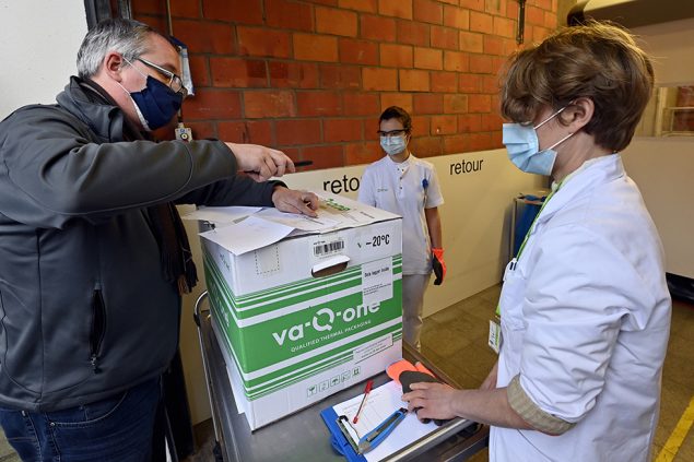Erste Impfdosen-Lieferung am Krankenhaus Middelheim in Antwerpen (Bild: Eric Lalmand/Belga)