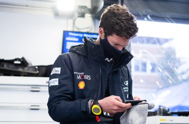 Höchste Konzentration bei Martijn Wydaeghe vor dem Start (Bild: Vincent Thuillier/Hyundai Motorsport)