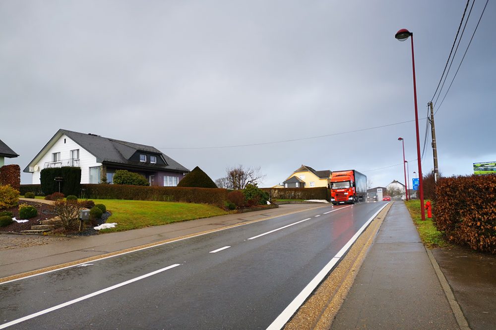 LKW auf der N62 in Grüfflingen (Bild: Raffaela Schaus/BRF)