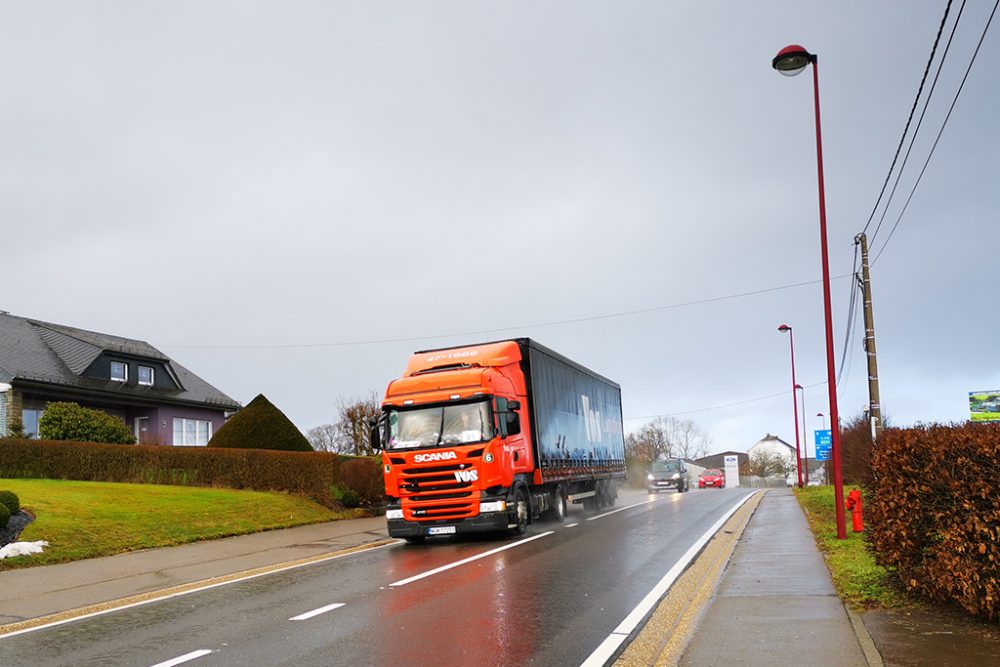 LKW auf der N62 in Grüfflingen (Bild: Raffaela Schaus/BRF)