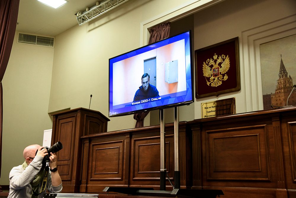 Alexej Nawalny ist per Video aus dem Untersuchungsgefängnis im Gericht in Moskau zugeschaltet (Bild: Alexander Nemenov/AFP)