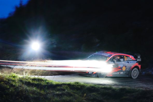 Der Freitag der Rallye Monte-Carlo startet im Dunkeln (Bild: Romain Thuillier/Hyundai Motorsport)
