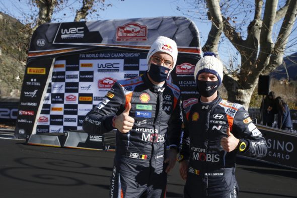 Daumen hoch! Thierry Neuville und Martijn Wydaeghe nach der Siegerehrung (Bild: Austral/Hyundai Motorsport)
