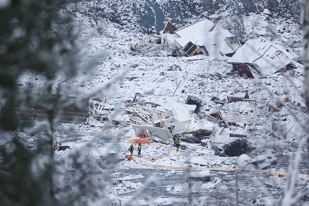 Erdrutsch in Norwegen: Rettungskräfte suchen nach Vermissten (Bild: Tor Erik Schroeder/NTB/AFP)