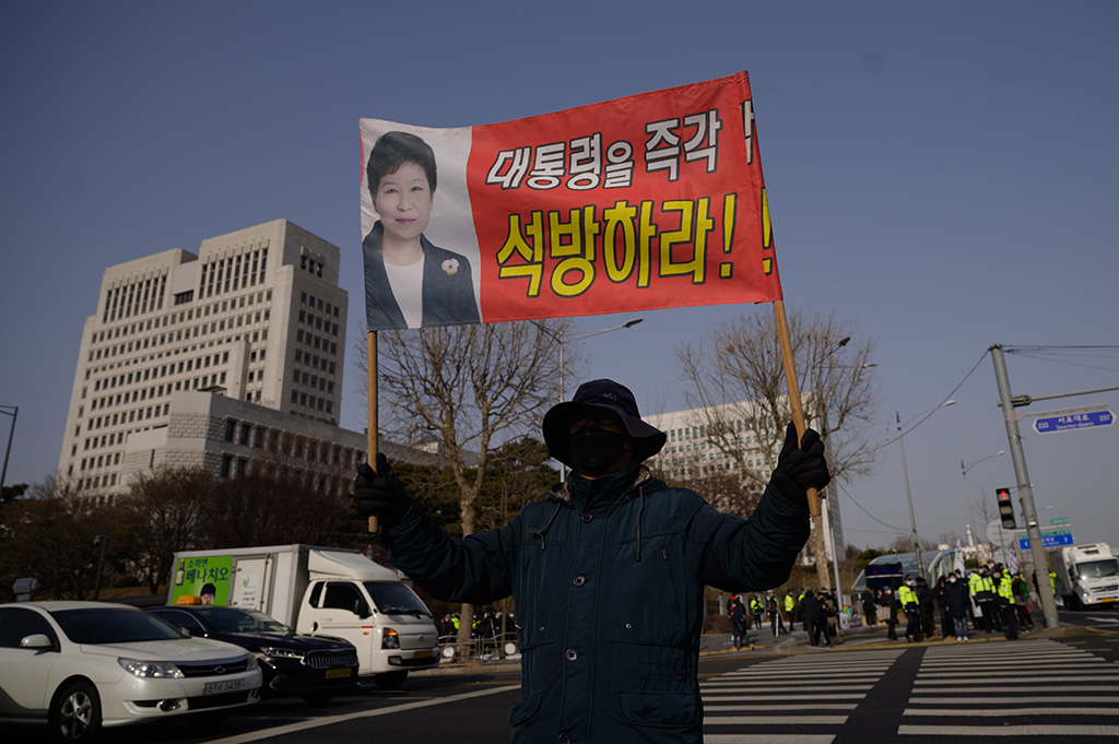 Unterstützer von Park Geun Hye vor dem Gericht in Seoul (Bild: Ed Jones/AFP)