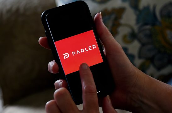 Smartphone-App "Parler" (Bild: Olivier Douliery/AFP)