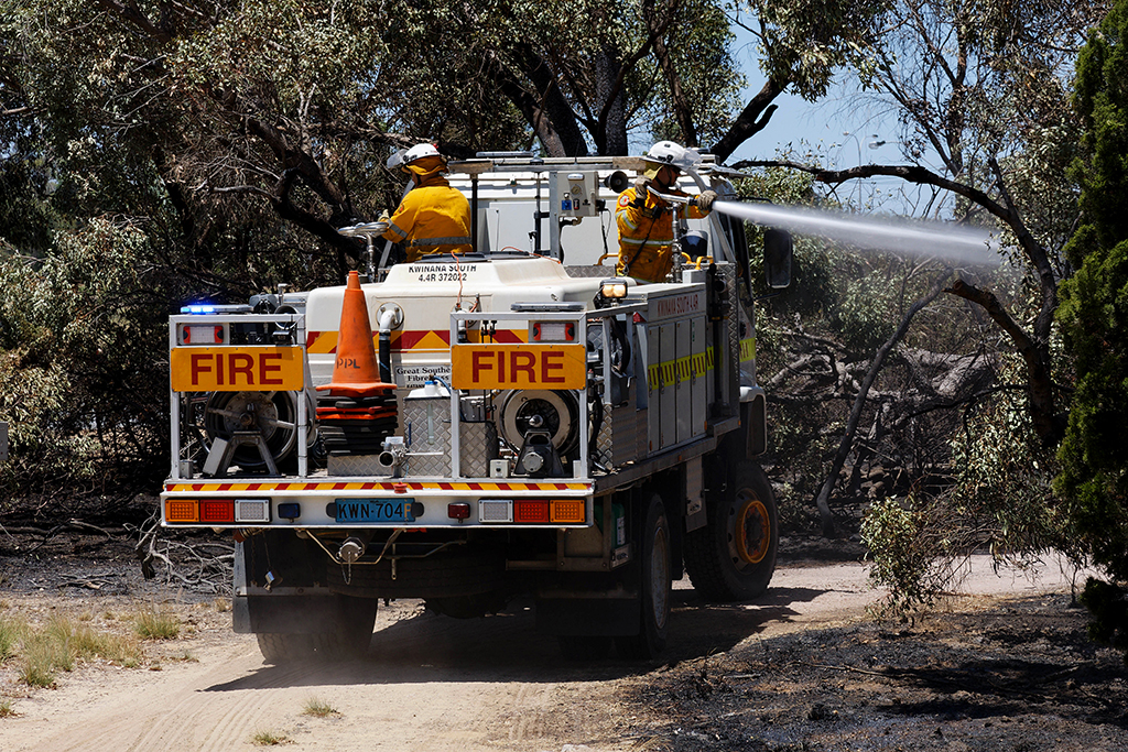 Löscharbeiten in Kwinana, rund 30 Kilometer südlich von Perth (Bild: Trevor Colens/AFP)