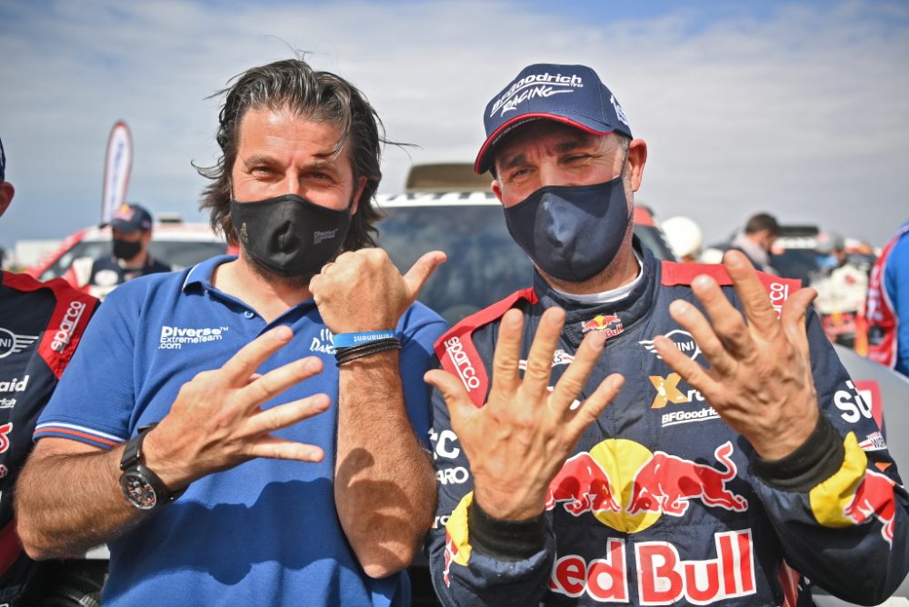 Stéphane Peterhansel (r.) mit Rallye-Direktor David Castera (Bild: Franck Fife/AFP)