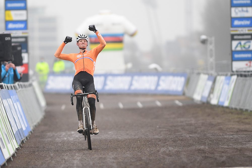 Mathieu van der Poel ist zum vierten Mal Radcross-Weltmeister (Bild: David Stockman/Belga)